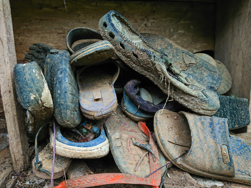 Discarded and deteriorated sneakers and shoes left in the environment, illustrating the negative impact of non-sustainable footwear and the importance of choosing repairable, eco-friendly options."
